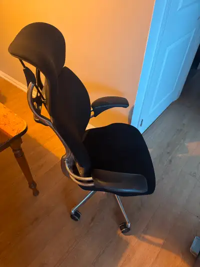 Humanscale Freedom Chair w/ Headrest – Ergonomic Office Chair, View more
