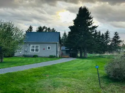 https://www.realtor.ca/real-estate/29899778/14-farmer-street-kinkora Charming 1.5-Storey Home with M...