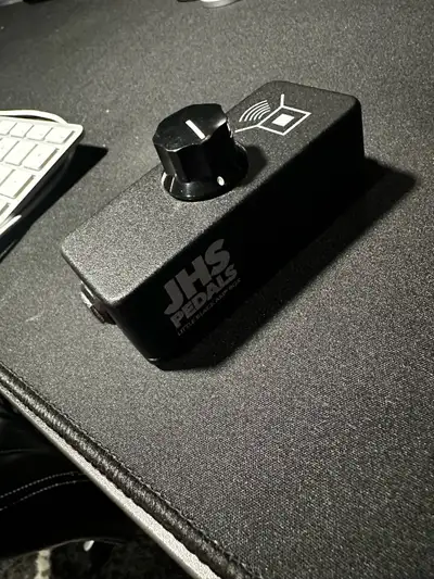 Taming a screaming-loud tube amp doesn't always require bulky and expensive load boxes and attenuato...