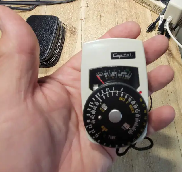 Vintage Capitol D-III Light meter in excellent shape, untested  in Arts & Collectibles in Windsor Region - Image 6