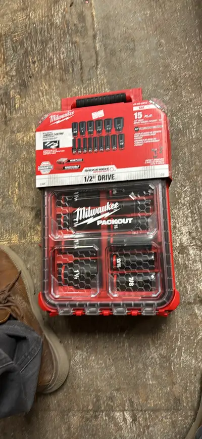 This Milwaukee 15-piece 1/2" Drive Metric Impact Socket Set delivers ultimate wear protection with h...