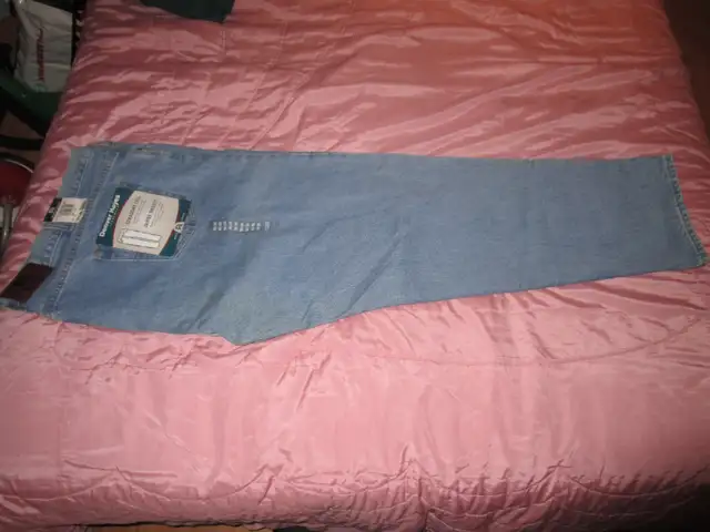 Jeans Denver Hayes neuf avec encore l étiquette de magasin 56 po in Men's in Laval / North Shore - Image 2