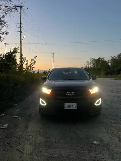 2018 Ford Edge Sport AWD. No accidents, new winter tires (2024) and new all seasons with rims. Sunro...
