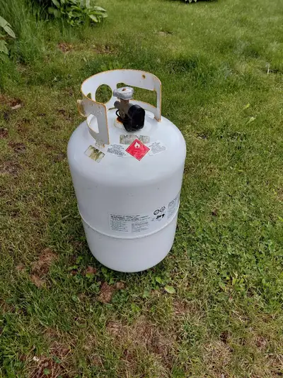 Full 30lb propane tank, good til sept 2031, asking $80, call 902 471 7997