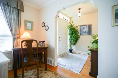 Bright, spacious rooms in beautiful & conveniently located Home