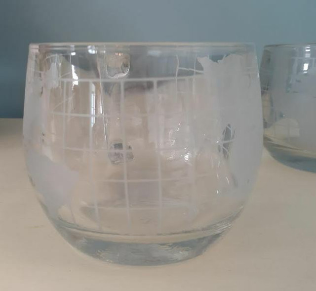 Pair of Vintage Nestle Clear World Map Globe Etched Glass mugs in Arts & Collectibles in Markham / York Region - Image 2