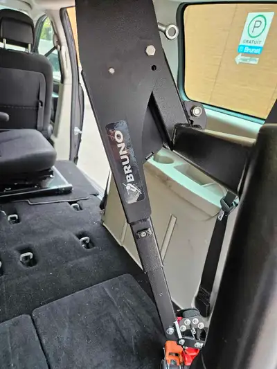 Treuil de marque BRUNO pour équipement handicapé.Capacite de 400lbs.Etait dans un Dodge Grand Carava...