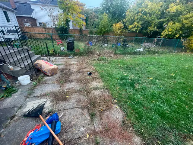 Mulch, Yard Cleanup & Garden Projects | Oakville & Burlington in Lawn, Tree Maintenance & Eavestrough in Oakville / Halton Region - Image 5