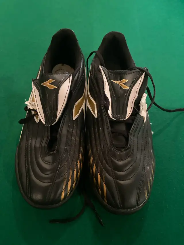 Brand New Diadora indoor soccer shoes in Men's Shoes in Oshawa / Durham Region - Image 2