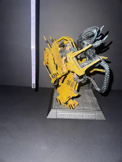 Aliens - Colonial Marines Collector's Edition (Xbox 360) Power Loader 8" in height Statue. In excell...