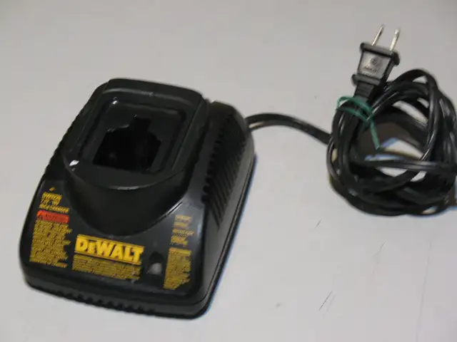 Makita, DeWalt, and Ridgid 18 Volt Battery Chargers, LIKE NEW in Power Tools in City of Toronto - Image 11