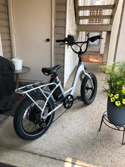IZIP 2023 Ladies E-Bike like new Low kms, runs great. 9 speed settings. Fast. Grey and black. Storag...