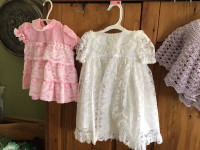 Plusieurs robes bébé 0 a 3 mois.