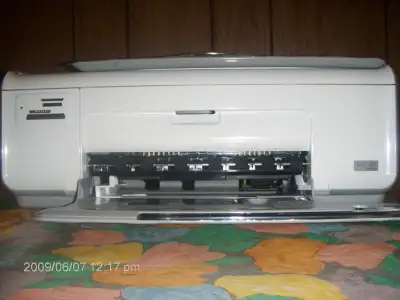Imprimante de haute qualité pour les photos. HP All-in-one. Imprime, numérise et copie, à jet d`encr...