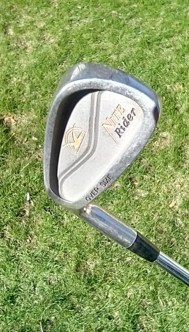 Golf clubs (left) in Golf in Sarnia - Image 4