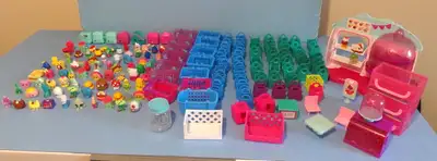 Un gros lot de 83 Shopkins, un Cupcake, Queen café , Panier etc... Le tout en très bonne condition....