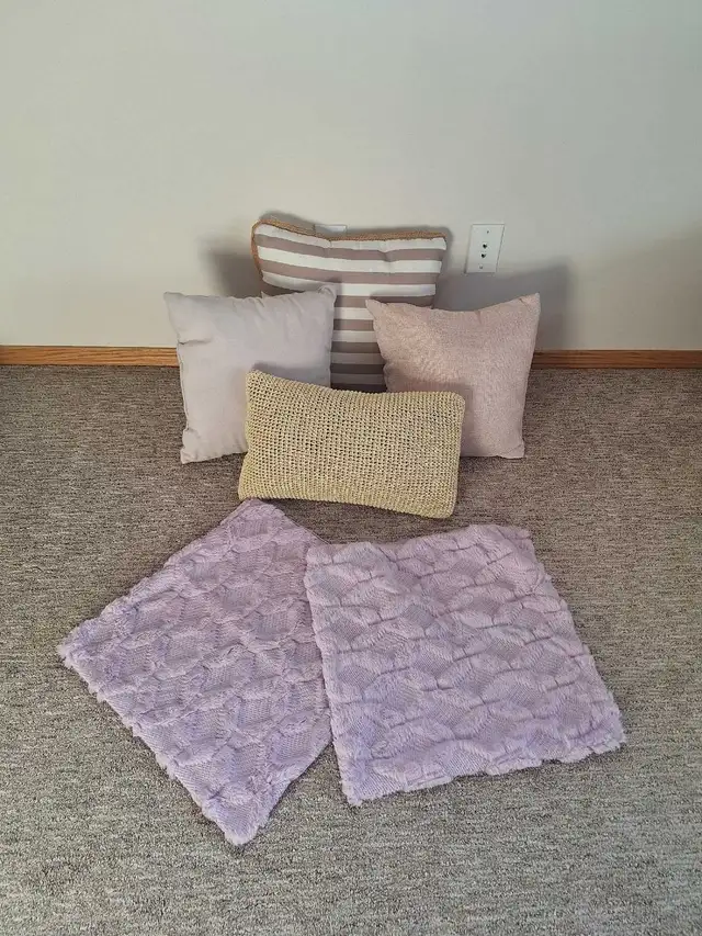 Throw pillows 512634035562106881