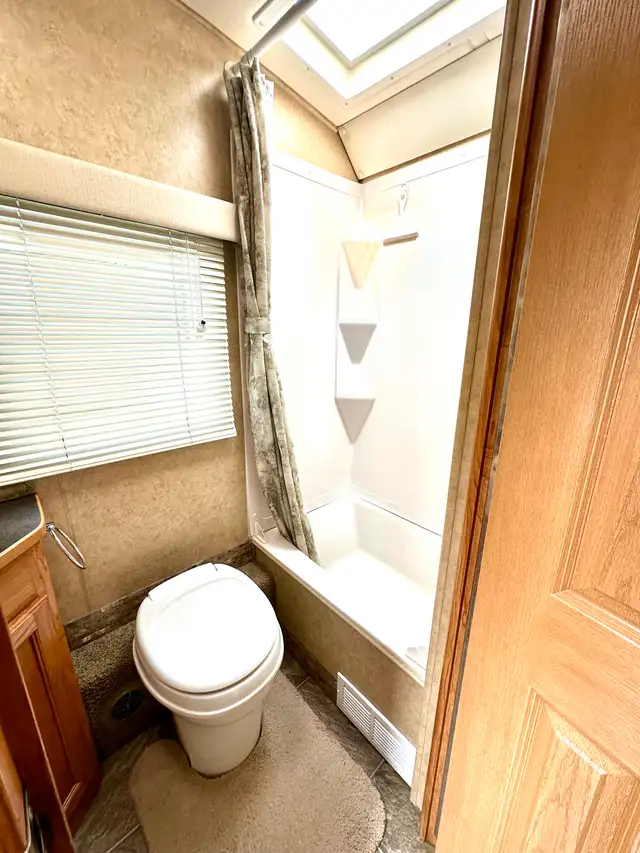 VR Motorisé Trail-Lite in RVs & Motorhomes in Québec City - Image 7