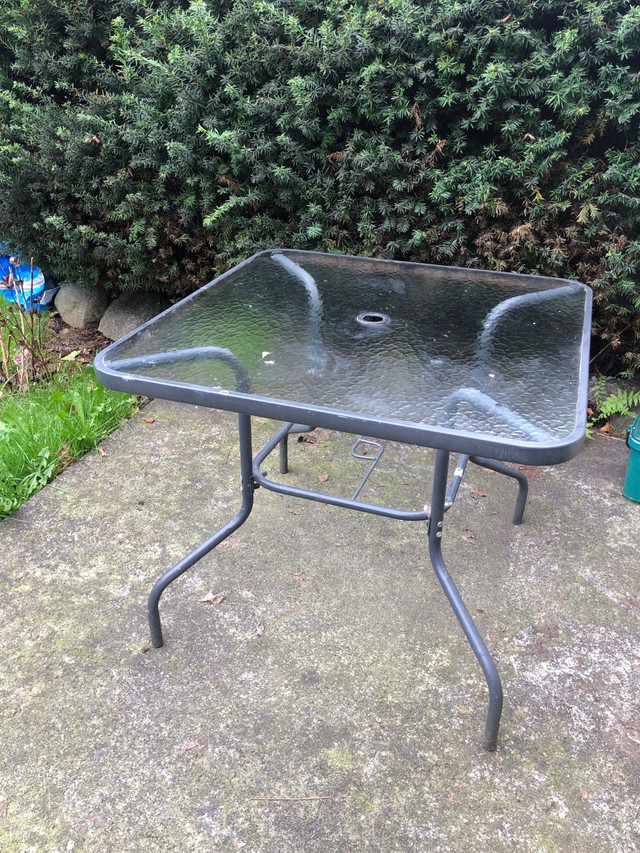 Outdoor Glass Table in Patio & Garden Furniture in Delta/Surrey/Langley - Image 2