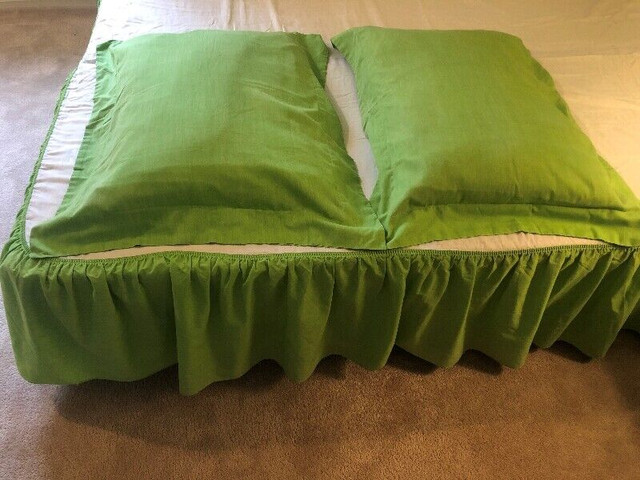 Bedskirt Double/Full Size with two pillow shams. Green. in Bedding in Kitchener / Waterloo