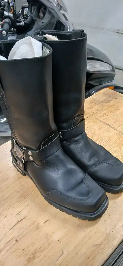 Selling a pair of leather motorcycle boots Milwaukee brand Great condition Zippers to put them on ea...