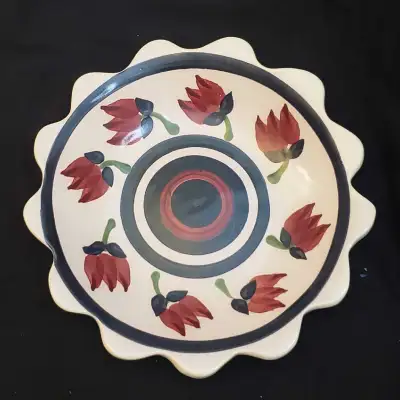 Beautiful vintage Hilborn pottery serving bowl/dish, signed “Hilborn” on the bottom. Hand-painted fl...