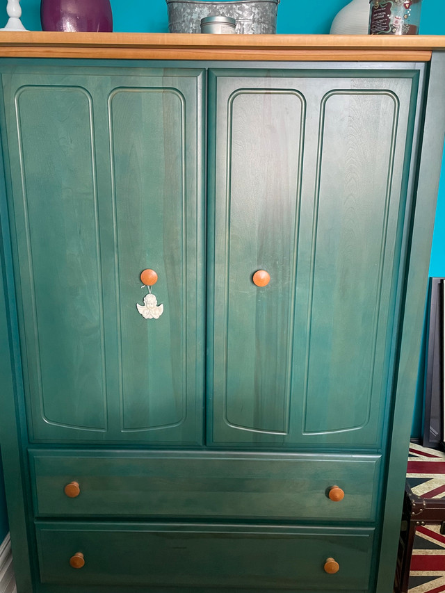 Bedroom Set in Dressers & Wardrobes in Oshawa / Durham Region - Image 3
