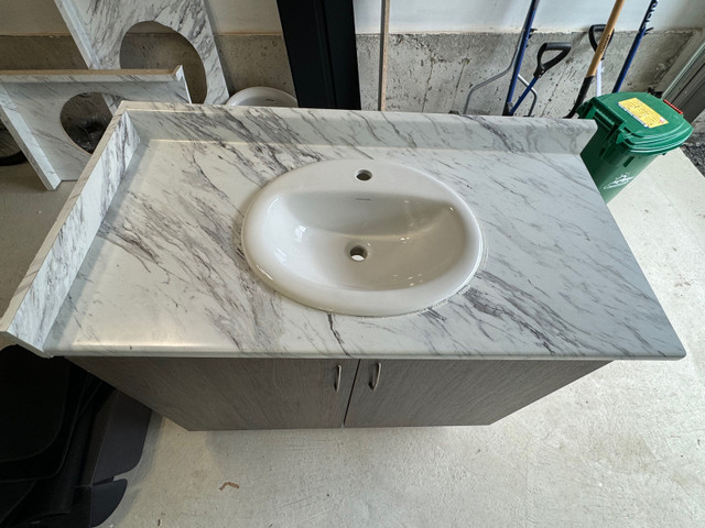 Single sink bathroom vanity with wooden countertop in Other in Markham / York Region - Image 2