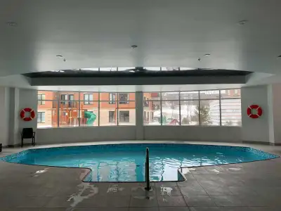 - 2 chambres, 2 salles de bain - Espace bureau et walk-in. - Non-chauffé, non-éclairé mais eau chaud...