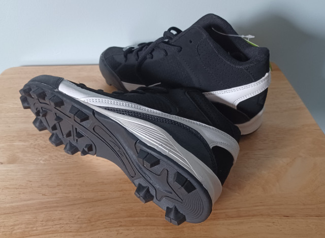 Brand New Boy's Soccer Shoe Size 6 For Sale! in Soccer in Markham / York Region - Image 3