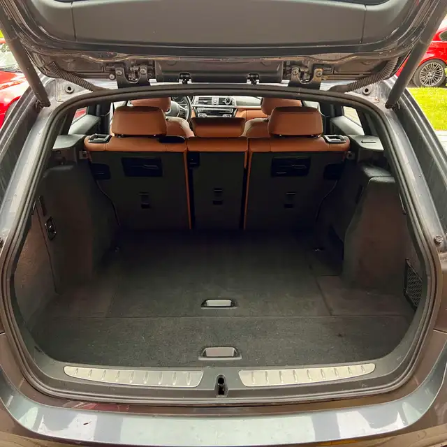 BMW 330i Wagon 2017496772172827873285