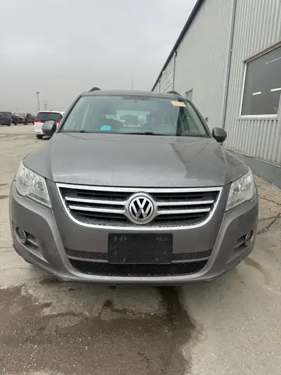 2011 Volkswagen Tiguan, clean title fully loaded all-wheel-drive leather interior panoramic sunroof...