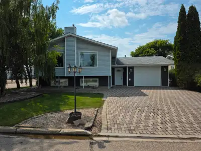 Welcome to 1 Valecrest Place in the Town of Tisdale. This 1,290 sq ft bi-level features 3+1 bedrooms...