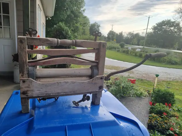 Antiquités(poterie,balance,tordeur) in Arts & Collectibles in Longueuil / South Shore - Image 6