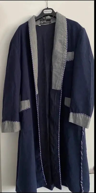 Robe de chambre pour homme. Robe en feutre pour la saison du froid. Couleur bleu marin foncé. Taille...