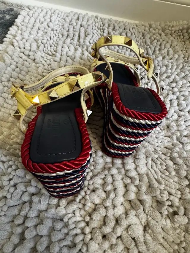 Valentino Sandals Size 35 in Women's - Shoes in City of Toronto - Image 4