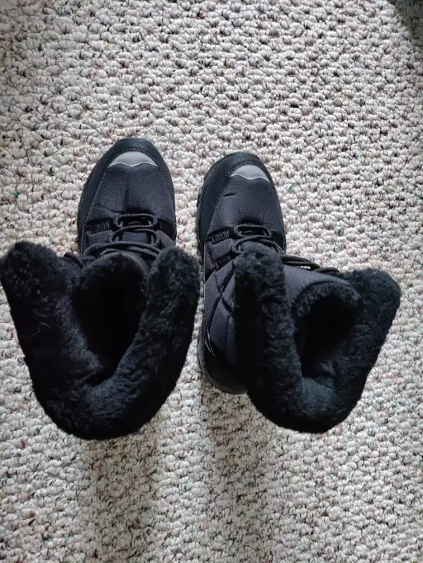 New light weight Women's winter boots for sale. in Women's - Shoes in Calgary - Image 7