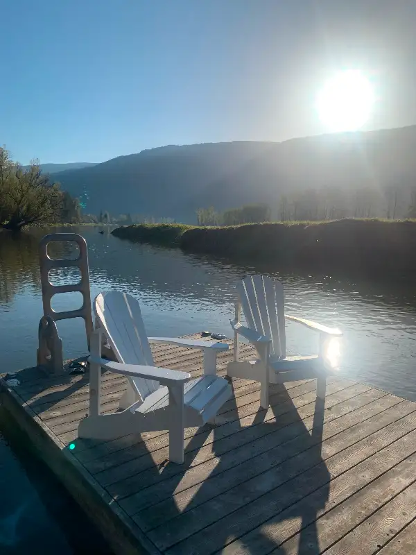 Quaint Shuswap River Vacation Cottage in British Columbia in Canada - Image 2