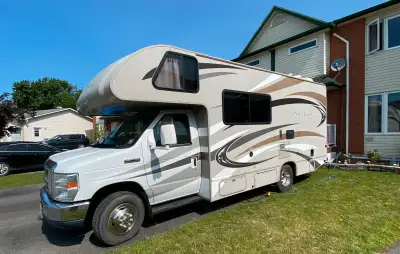 2014 Thor Motorhome Triton /V10, gas Ford E350, 10 cylinders 24 Ft 33000 km 1 fresh water tank 50 ga...