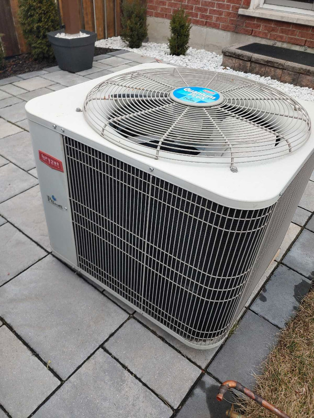 AC condenser 2T Bryant in Heaters, Humidifiers & Dehumidifiers in Hamilton