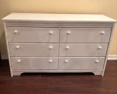 2 beautiful white dressers with 6 drawers - $250 or $150 each