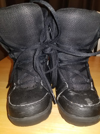 SNOWBOARD BOOTS SIZE 2 (YOUTH)