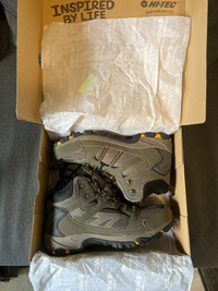 hiking boots men’s 10W