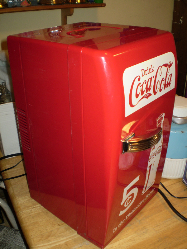 Large COKE Cooler- Dual Voltage-Fridge style- Old Style Graphics dans Art et objets de collection  à Winnipeg - Image 2
