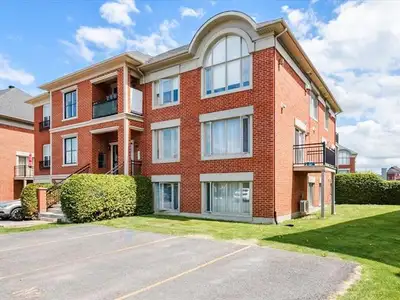 Spacious 3 Bedroom 2-Level Condo in Village Parisien – Brossard