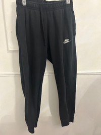 Pantalon Nike taille M ( prix négociable )