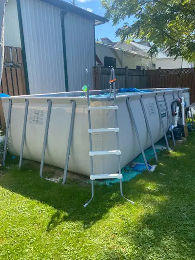 It is in good condition and there are no leaks it comes with a sand filter, pool vacuum, net, extra...