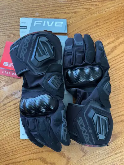 Size M Brand new, never used. Excellent hand/wrist protection for motorsports, EUC, scooter etc. Pla...