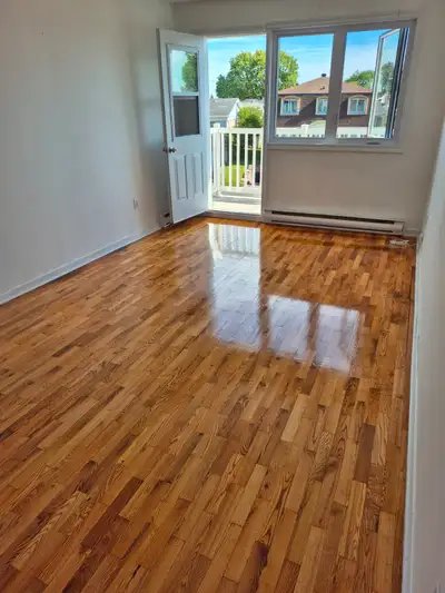 Haut de triplex Très beau 4 ½, idéal pour un couple * Clé en main, complètement rénové * Quartier pa...