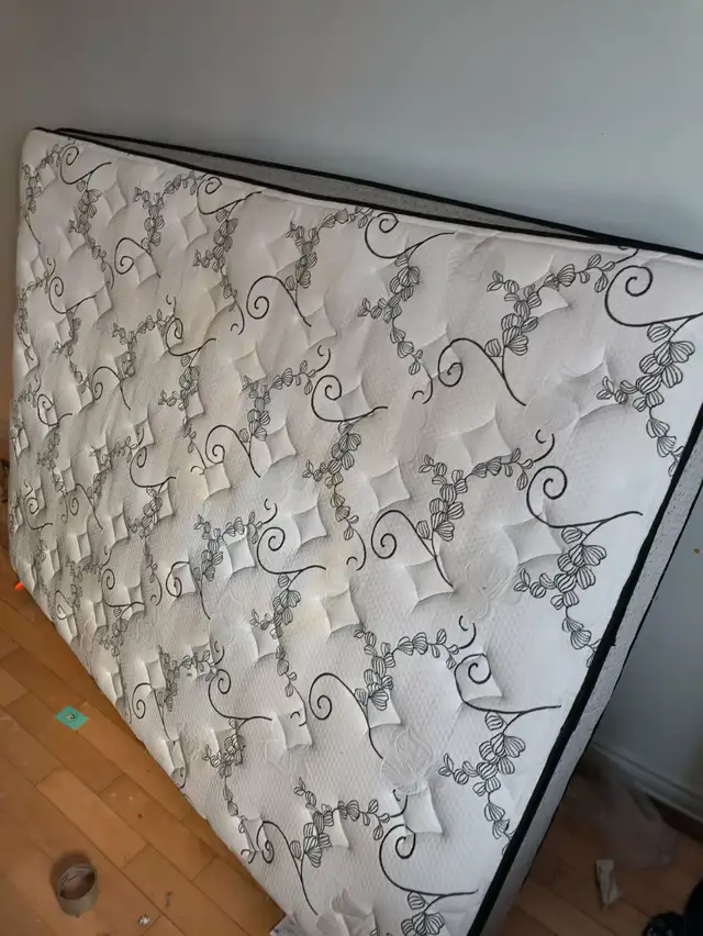 ️ Modern Queen Size Bed Frame & Mattress ✨ in Beds & Mattresses in City of Montréal - Image 6